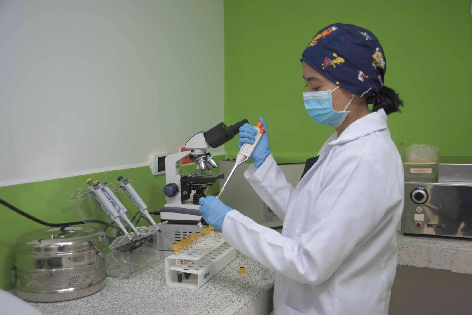 Bacterióloga procesando muestras en el laboratorio clínico de SEINT