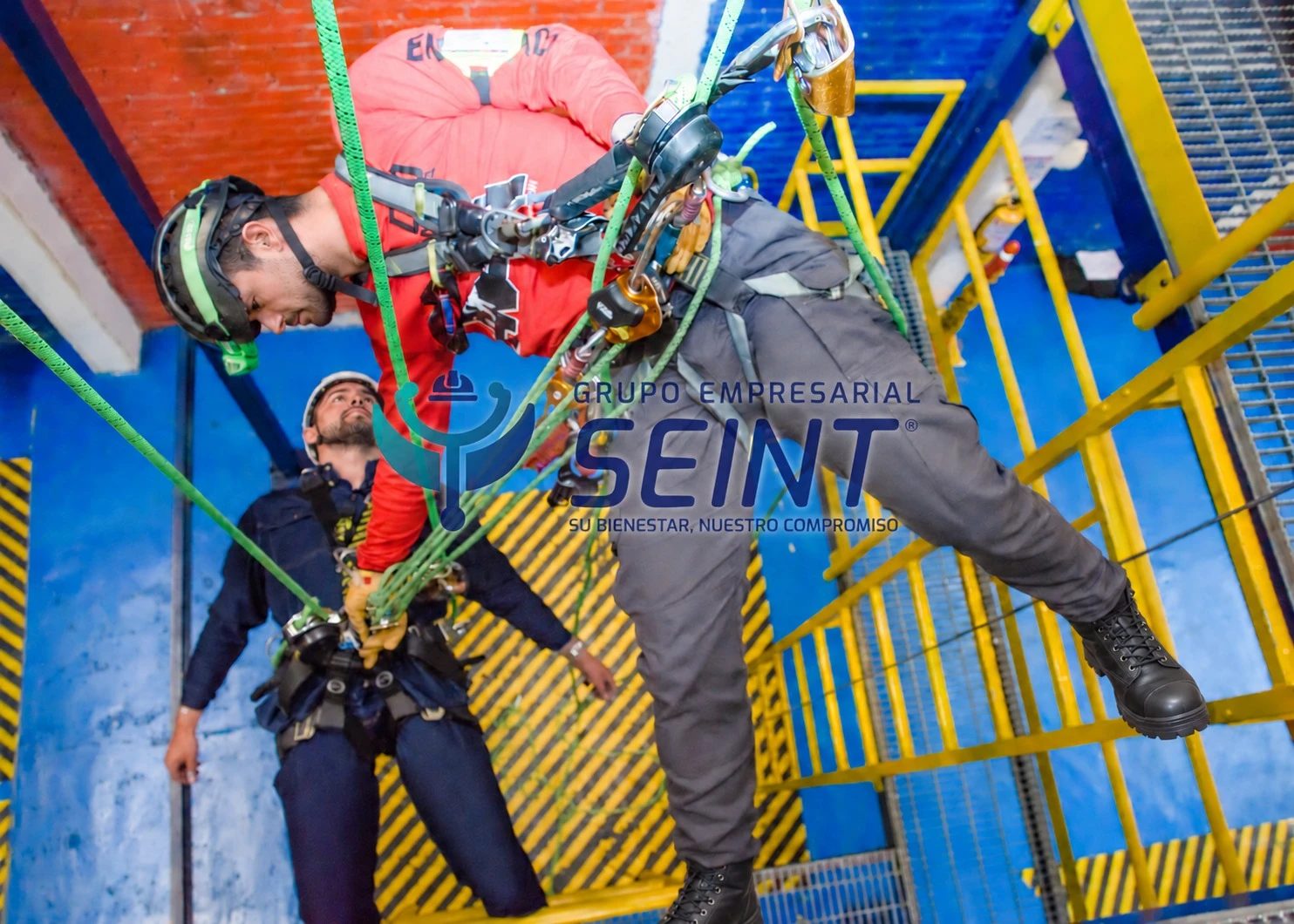 Práctica de rescate en alturas con cuerdas en la torre de entrenamiento de SEINT, con un instructor supervisando